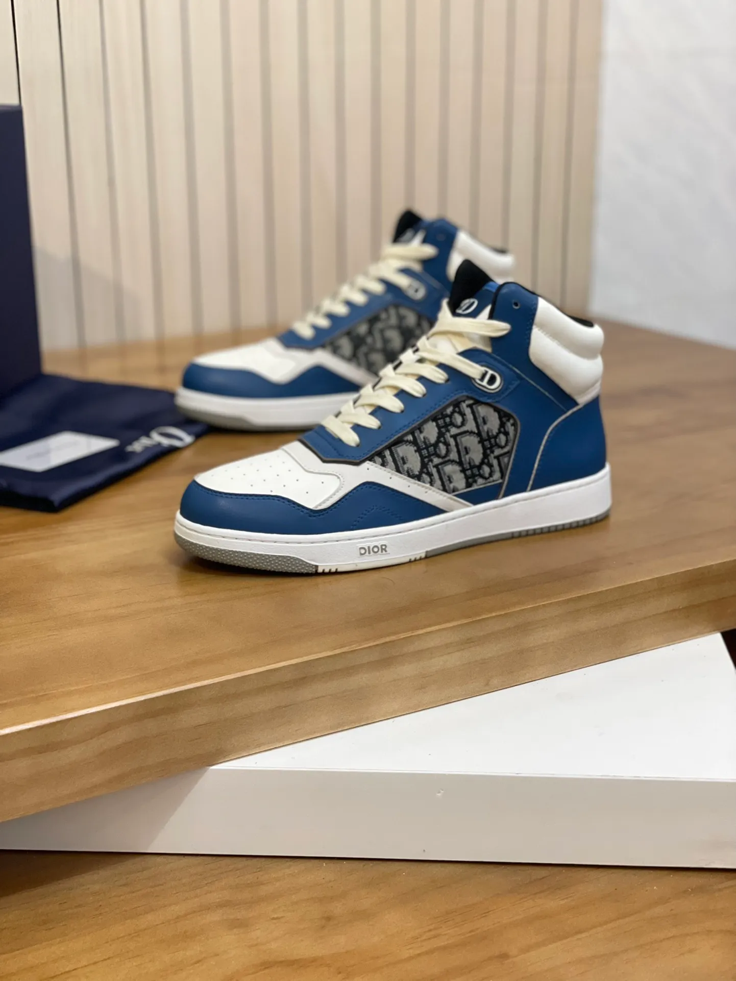 Men's shoes: 💰P460¥ Product trademark: Dior* "Dior*" high-top casual shoes Regular size: 38-44 (can be customized to 45.46) Product materials: Upper imported cowhide stitched with original fabric, breathable lining, original outsole. Number: 1006